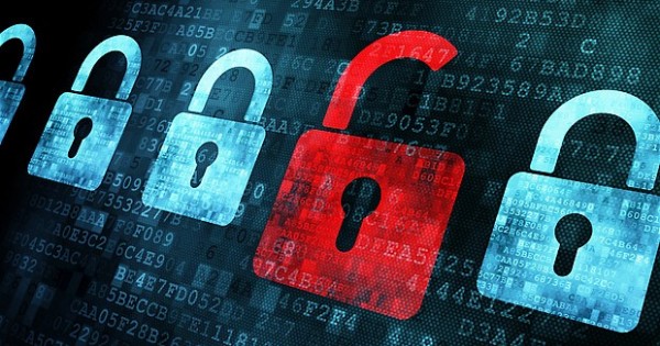 Digitālas piekaramās atslēgas uz koda fona, viena sarkana atslēga ir atslēgta