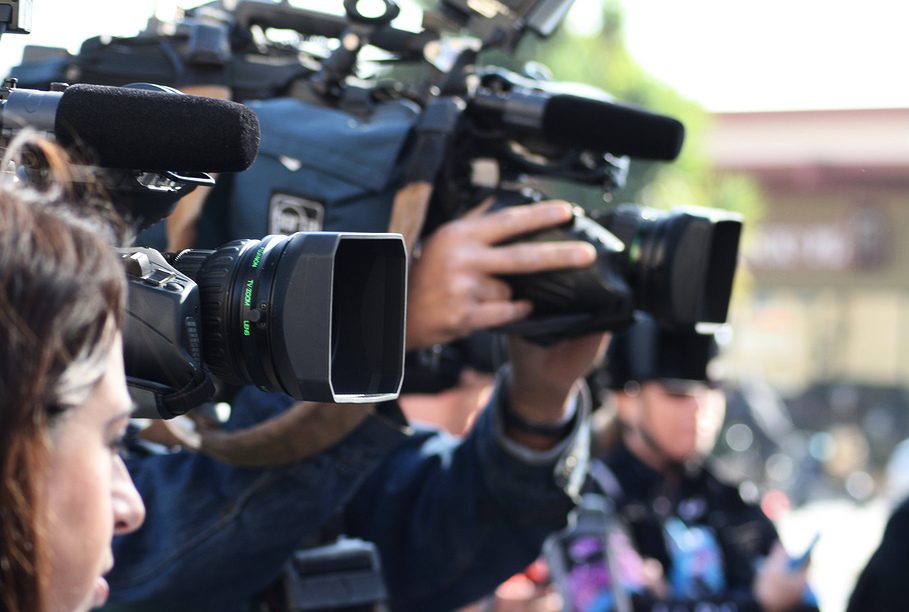 Televīzijas operatori ar kamerām filmē notikumu preses pasākumā